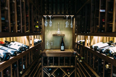 Aménagement d'une petite cave à vin classique avec des casiers et un sol en marbre.