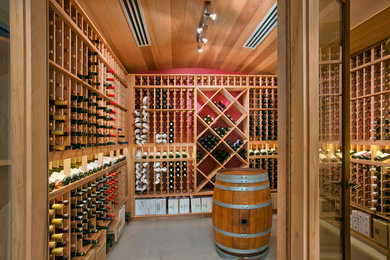 Großer Klassischer Weinkeller mit Porzellan-Bodenfliesen und diagonaler Lagerung in Sydney