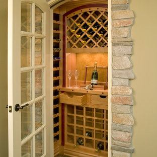 Idées déco pour une petit cave à vin classique avec moquette et des casiers.