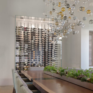 Foto de bodega contemporánea con botelleros