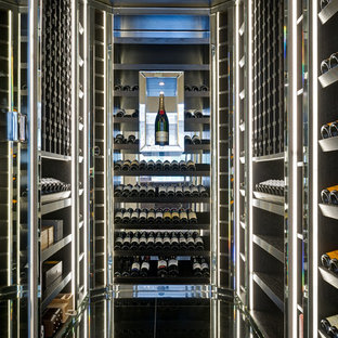 Inspiration pour une cave à vin design avec des casiers et un sol noir.