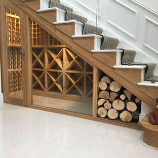 Inspiration pour une cave à vin minimaliste de taille moyenne avec un sol en carrelage de porcelaine, des casiers et un sol beige.