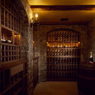 Ispirazione per una cantina rustica con rastrelliere portabottiglie