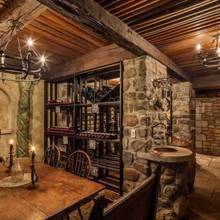 Exemple d'une grand cave à vin méditerranéenne avec des casiers, un sol en calcaire et un sol beige.