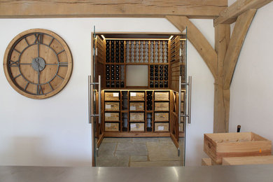 Exemple d'une cave à vin nature de taille moyenne avec un sol en carrelage de céramique, des casiers et un sol gris.