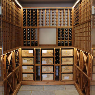 Foto de bodega actual, de tamaño medio, con suelo de baldosas de cerámica, botelleros y suelo gris