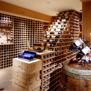 Diseño de bodega clásica con suelo de baldosas de terracota y botelleros