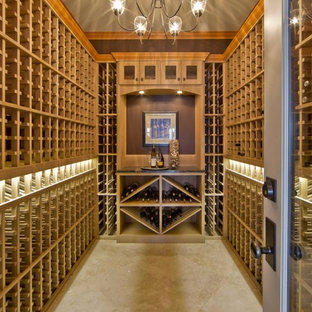 Ejemplo de bodega tradicional, grande, con botelleros y suelo de travertino