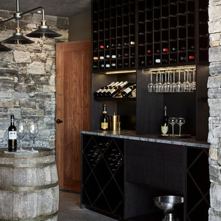 Ispirazione per una cantina minimalista con pavimento in cemento, portabottiglie a scomparti romboidali e pavimento grigio