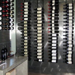 Inspiration pour une grand cave à vin design avec un sol en carrelage de céramique et des casiers.