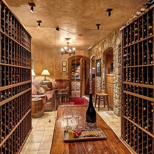 Inspiration pour une cave à vin traditionnelle avec un sol en travertin, des casiers et un sol beige.