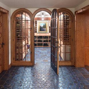 Idee per una cantina classica con rastrelliere portabottiglie e pavimento blu