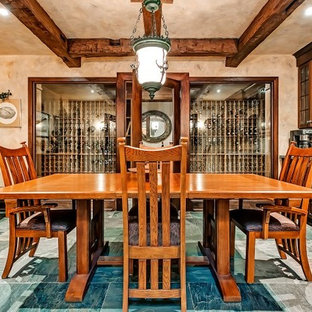 Esempio di una grande cantina rustica con pavimento in ardesia, rastrelliere portabottiglie e pavimento verde