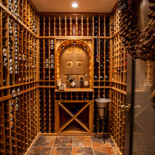 Foto de bodega actual, de tamaño medio, con suelo de travertino y botelleros