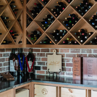 Modelo de bodega de estilo de casa de campo, de tamaño medio, con suelo de ladrillo, botelleros de rombos y suelo rojo