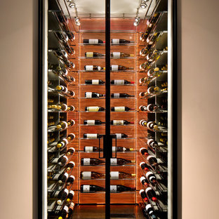 Foto di una piccola cantina design con rastrelliere portabottiglie e pavimento in gres porcellanato