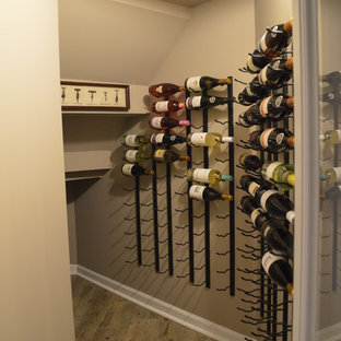 Idee per una piccola cantina moderna con pavimento in vinile, rastrelliere portabottiglie e pavimento marrone
