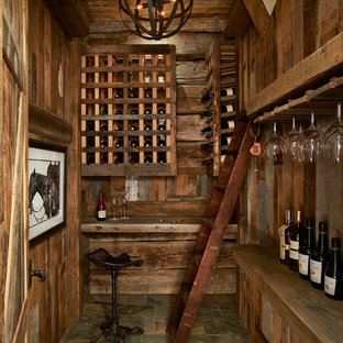 Idee per una cantina stile rurale con pavimento in ardesia e rastrelliere portabottiglie