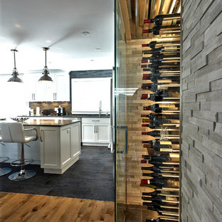 Aménagement d'une petit cave à vin moderne avec un sol en carrelage de céramique et un présentoir.