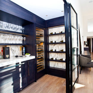 Foto de bodega tradicional renovada, de tamaño medio, con suelo de madera en tonos medios, vitrinas expositoras y suelo beige