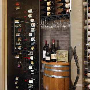 Foto di una cantina tradizionale di medie dimensioni con pavimento in legno massello medio e portabottiglie a vista