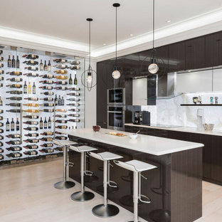 Idee per una cantina moderna di medie dimensioni con parquet chiaro, portabottiglie a vista e pavimento beige