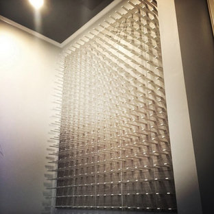 Ispirazione per una grande cantina minimalista con pavimento in ardesia e portabottiglie a vista
