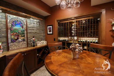 シンシナティにある高級な中くらいなトラディショナルスタイルのおしゃれなワインセラー (磁器タイルの床、ワインラック) の写真