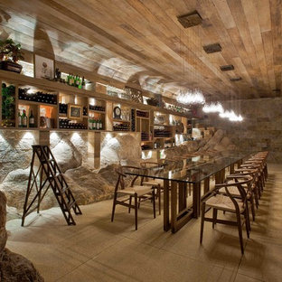 Immagine di un'ampia cantina tropicale con pavimento beige