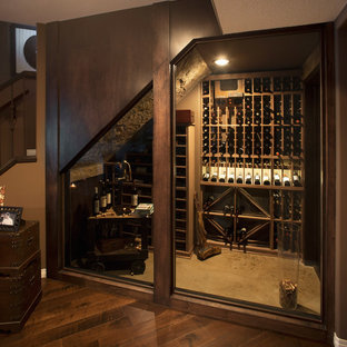 Aménagement d'une cave à vin éclectique.