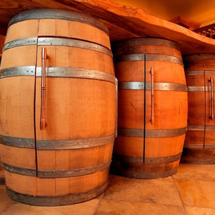 Ejemplo de bodega rural, grande, con suelo de pizarra y botelleros