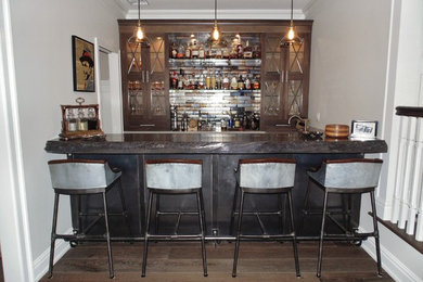 Aménagement d'un bar de salon romantique de taille moyenne avec un sol en bois brun.