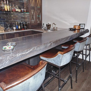 Foto di una cantina stile shabby di medie dimensioni con pavimento in legno massello medio e portabottiglie a vista