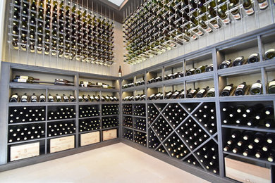 Mittelgroßer Moderner Weinkeller mit Porzellan-Bodenfliesen und waagerechter Lagerung in Orange County