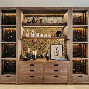 Diseño de bodega contemporánea con suelo de madera clara y botelleros