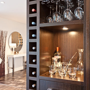 Immagine di una piccola cantina design con parquet scuro e rastrelliere portabottiglie