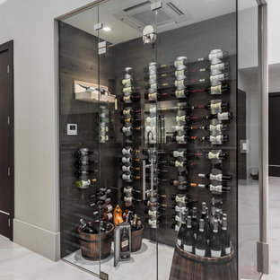 Diseño de bodega contemporánea con botelleros, suelo blanco y suelo de mármol