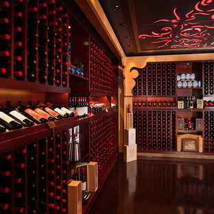 Inspiration pour une grand cave à vin asiatique avec béton au sol, des casiers et un sol marron.