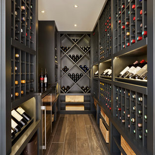 Idée de décoration pour une cave à vin tradition avec des casiers.
