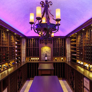Idee per una cantina minimal con pavimento in travertino e portabottiglie a vista