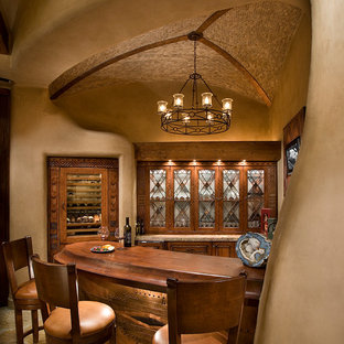 Exemple d'une cave à vin sud-ouest américain avec un sol beige et un présentoir.