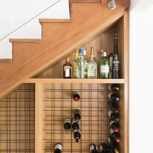 Foto di una piccola cantina minimal con rastrelliere portabottiglie