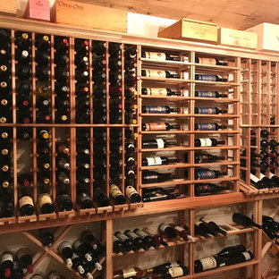 Idee per una piccola cantina rustica con pavimento in travertino, rastrelliere portabottiglie e pavimento beige