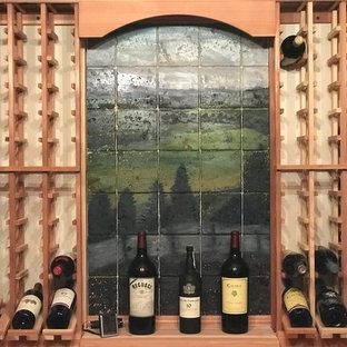 Inspiration pour une petit cave à vin chalet avec un sol en travertin, des casiers et un sol beige.
