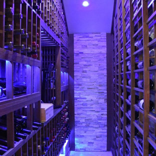 Ispirazione per una cantina tradizionale di medie dimensioni con pavimento in terracotta e portabottiglie a vista