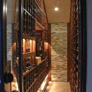 Exemple d'une cave à vin chic de taille moyenne avec un sol en carreau de terre cuite et un présentoir.