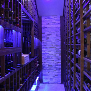 Ejemplo de bodega clásica, de tamaño medio, con suelo de baldosas de terracota y vitrinas expositoras
