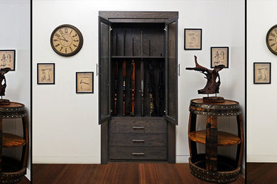 Foto de bodega grande con suelo de madera en tonos medios, vitrinas expositoras y suelo marrón