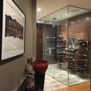 Foto di una grande cantina contemporanea con parquet chiaro e rastrelliere portabottiglie