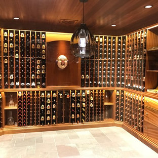 Modelo de bodega contemporánea, grande, con suelo de travertino, botelleros y suelo gris